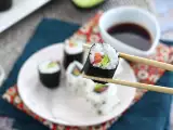 Maki s uzeným lososem a avokádem, foto 1