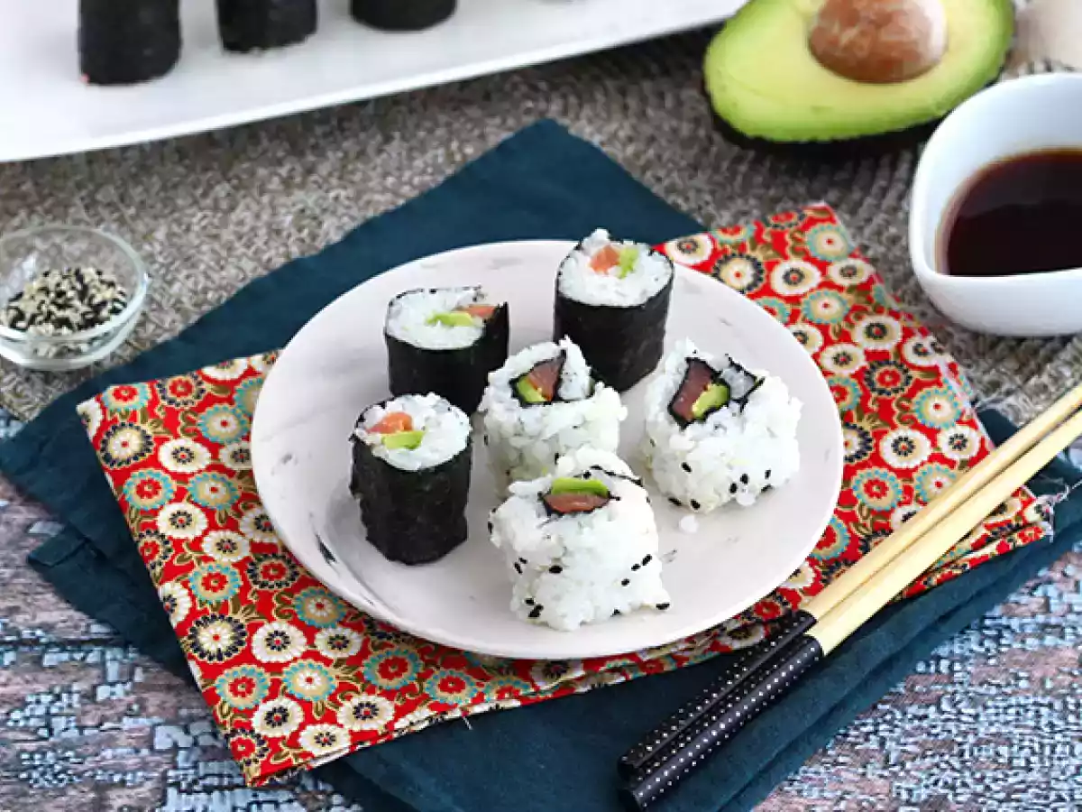 Makis s uzeným lososem a avokádem