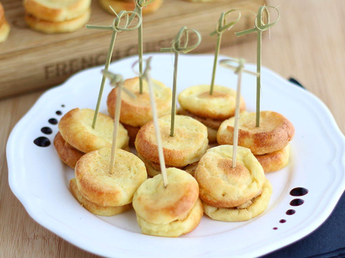 Makronky z foie gras s quenellemi