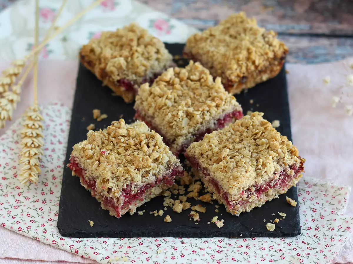 Malinové crumble řezy: křupavé a vláčné