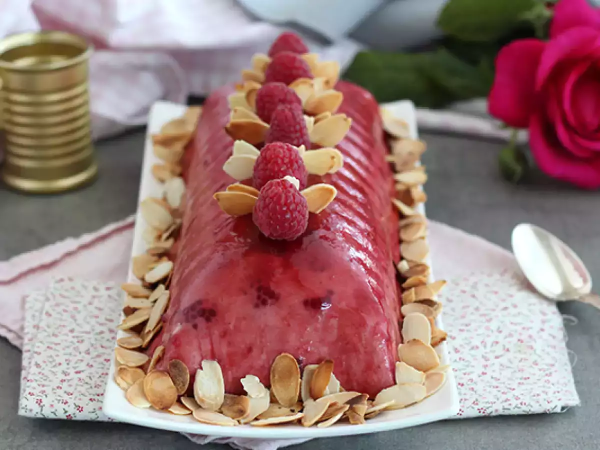 Malinové tiramisu ve tvaru vánočního polena
