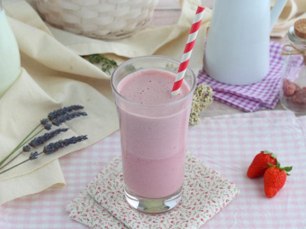 Malinový a jahodový milkshake