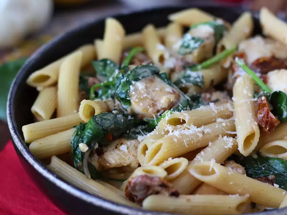 Marry Me Chicken Pasta: krémové těstoviny s kuřecím masem, sušenými rajčaty a parmazánem - foto 3