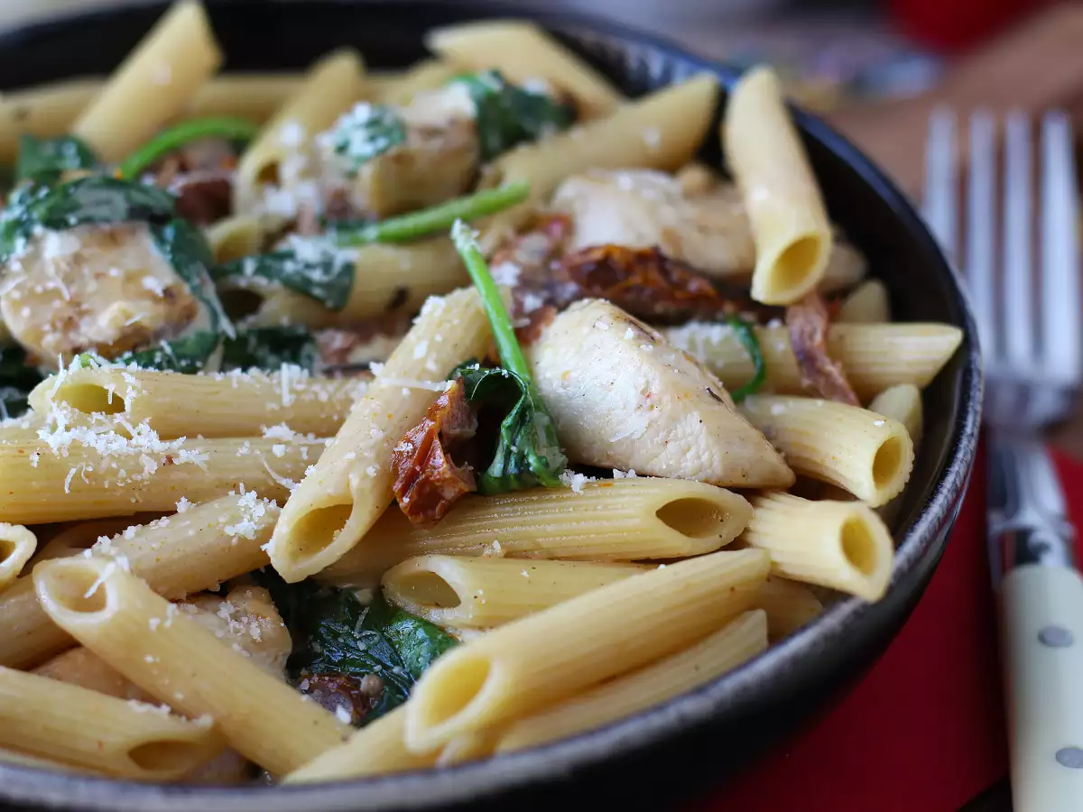 Marry Me Chicken Pasta: krémové těstoviny s kuřecím masem, sušenými rajčaty a parmazánem - foto 4