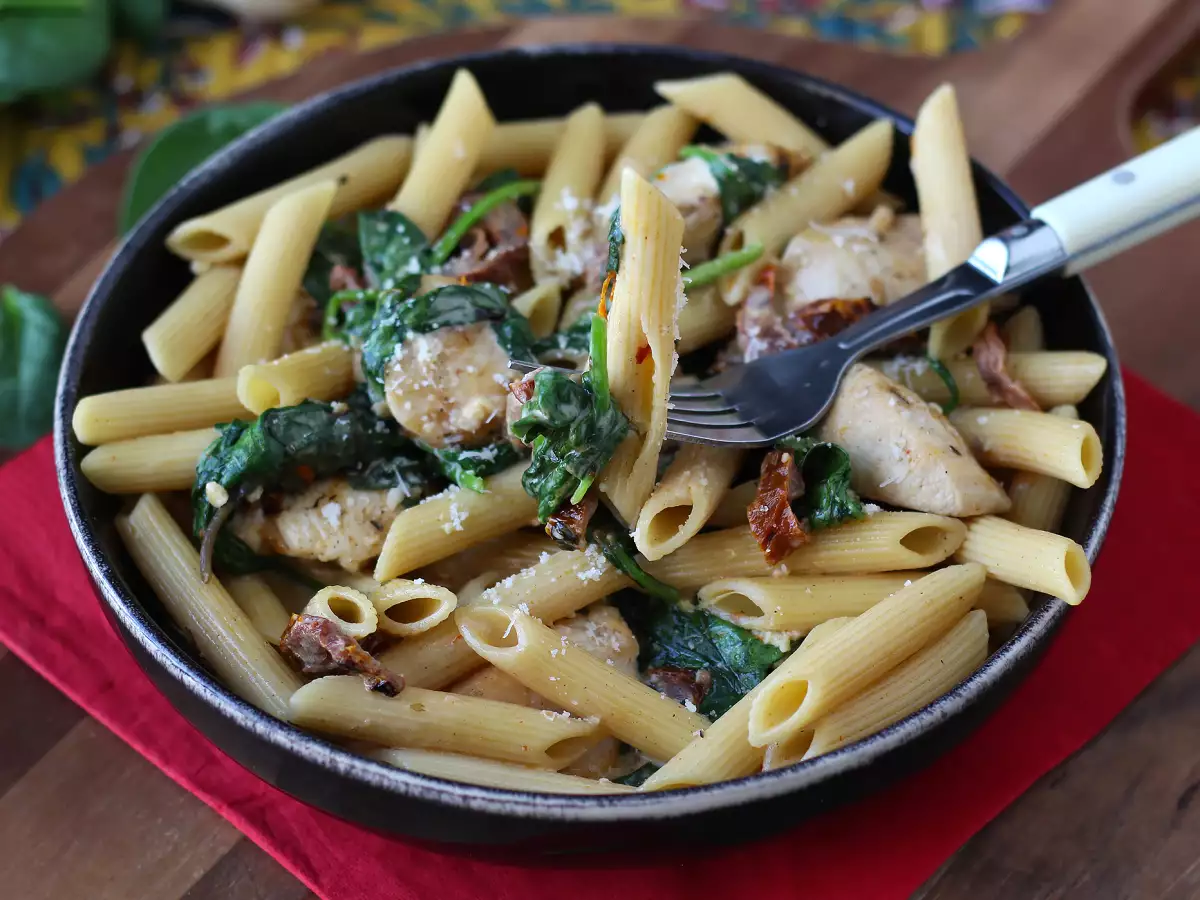 Marry Me Chicken Pasta: krémové těstoviny s kuřecím masem, sušenými rajčaty a parmazánem - foto 5