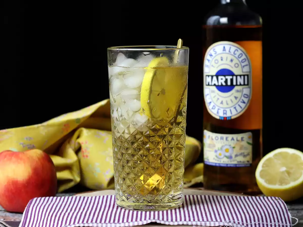 Martini Spritz bez alkoholu, sladký květinový koktejl k aperitivu