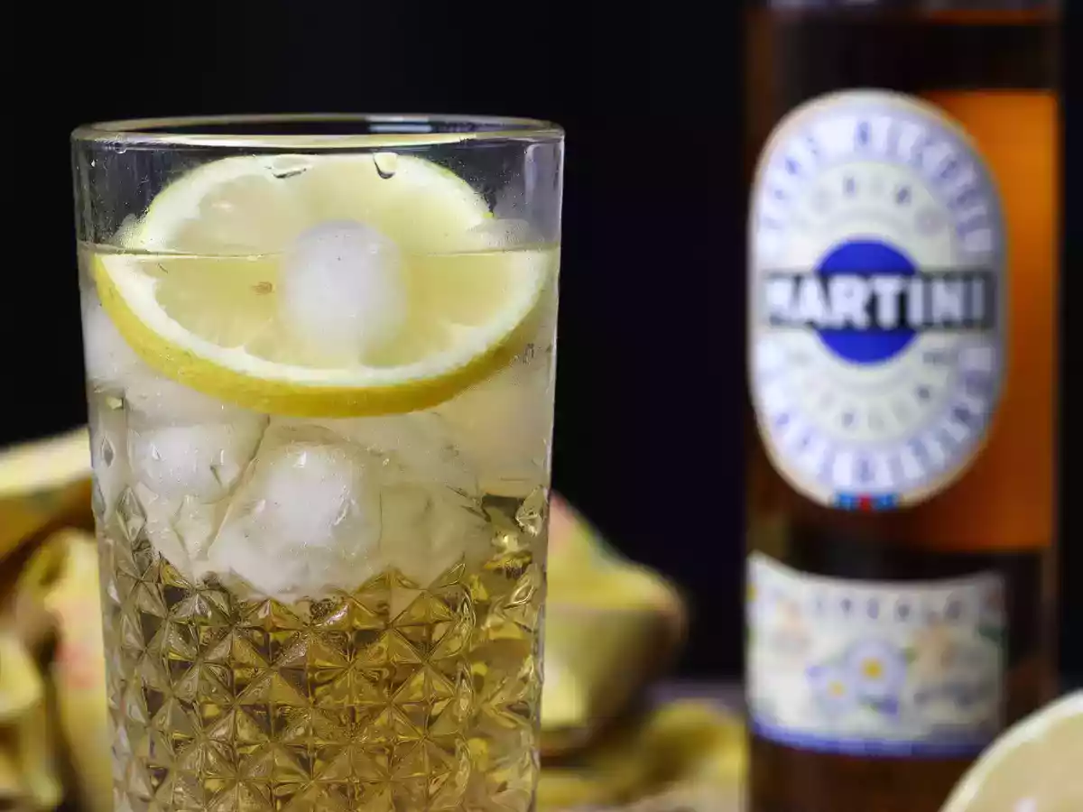 Martini Spritz bez alkoholu, sladký květinový koktejl k aperitivu - foto 2