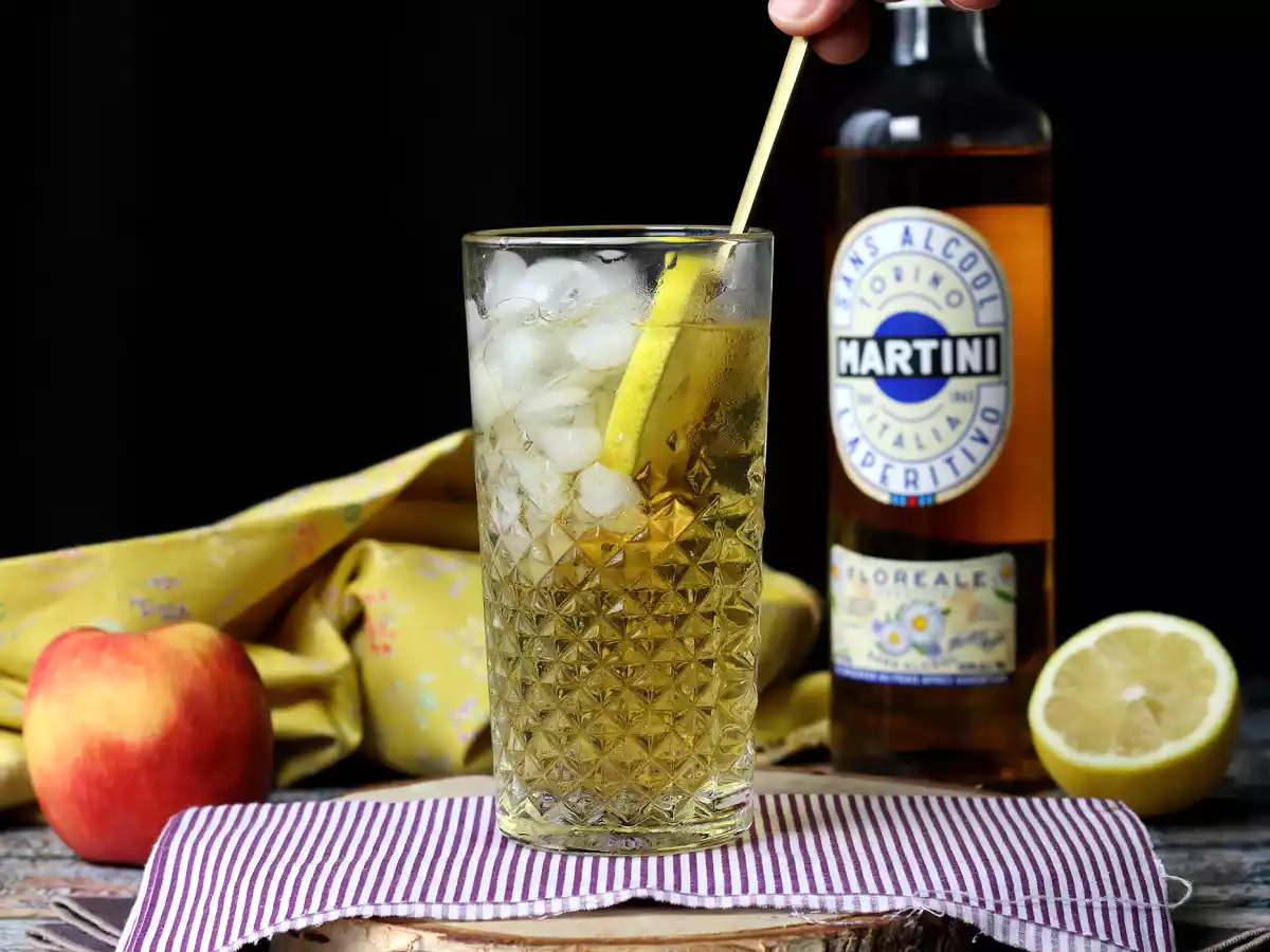 Martini Spritz bez alkoholu, sladký květinový koktejl k aperitivu - foto 3