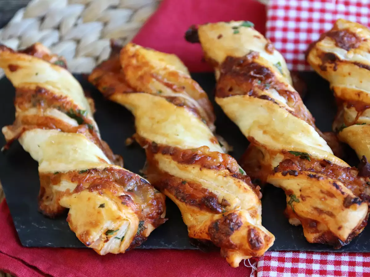 Maxi listové zákruty (rajčata, šunka, mozzarella, petržel) - foto 2