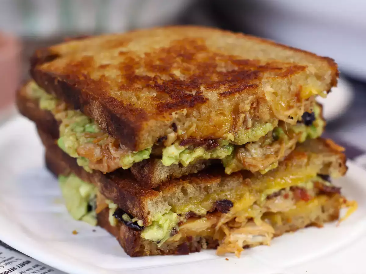 Maxi sendvič ve stylu amerického grilled cheese: kuřecí maso, avokádo a slanina