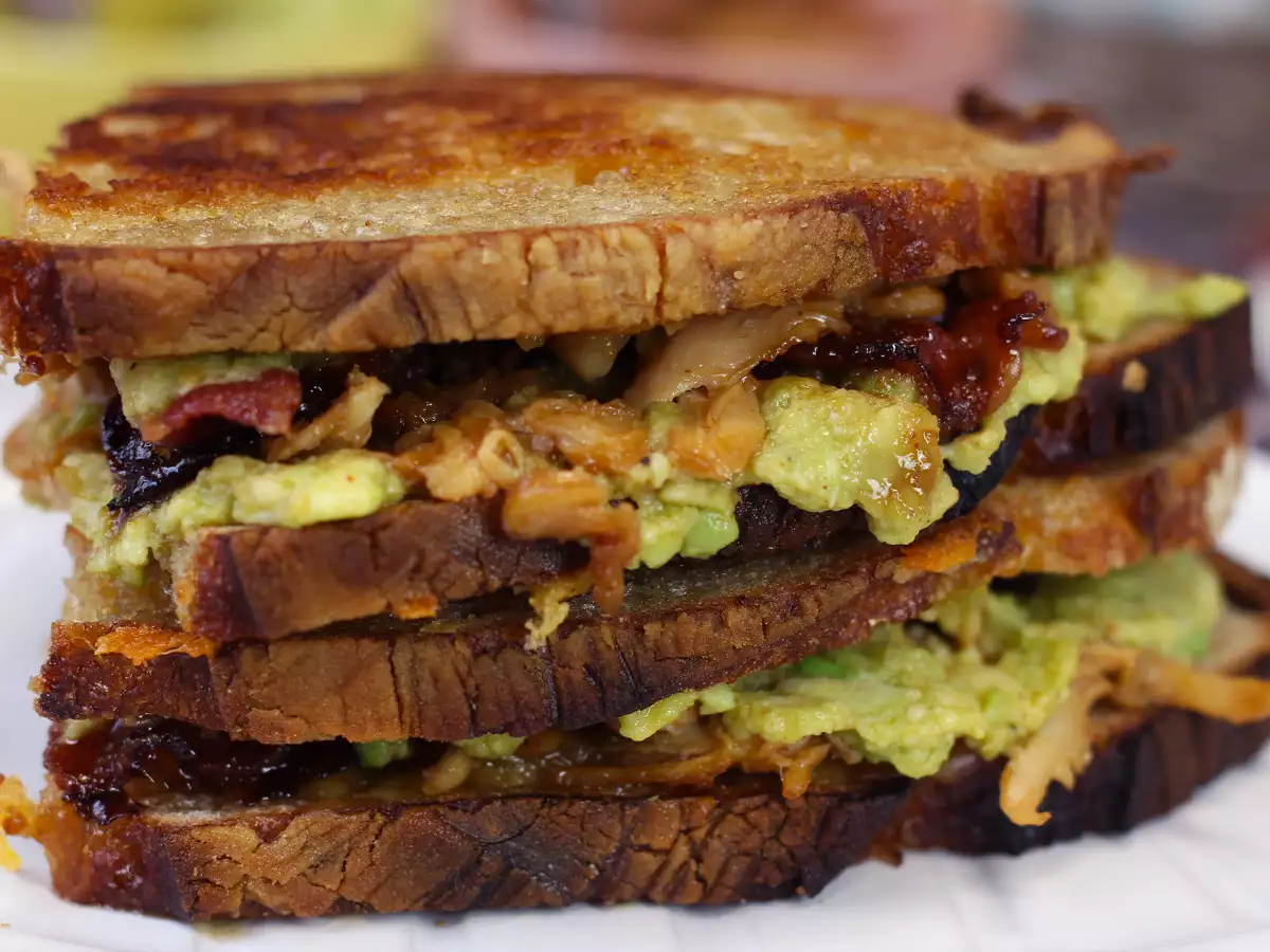 Maxi sendvič ve stylu amerického grilled cheese: kuřecí maso, avokádo a slanina - foto 3