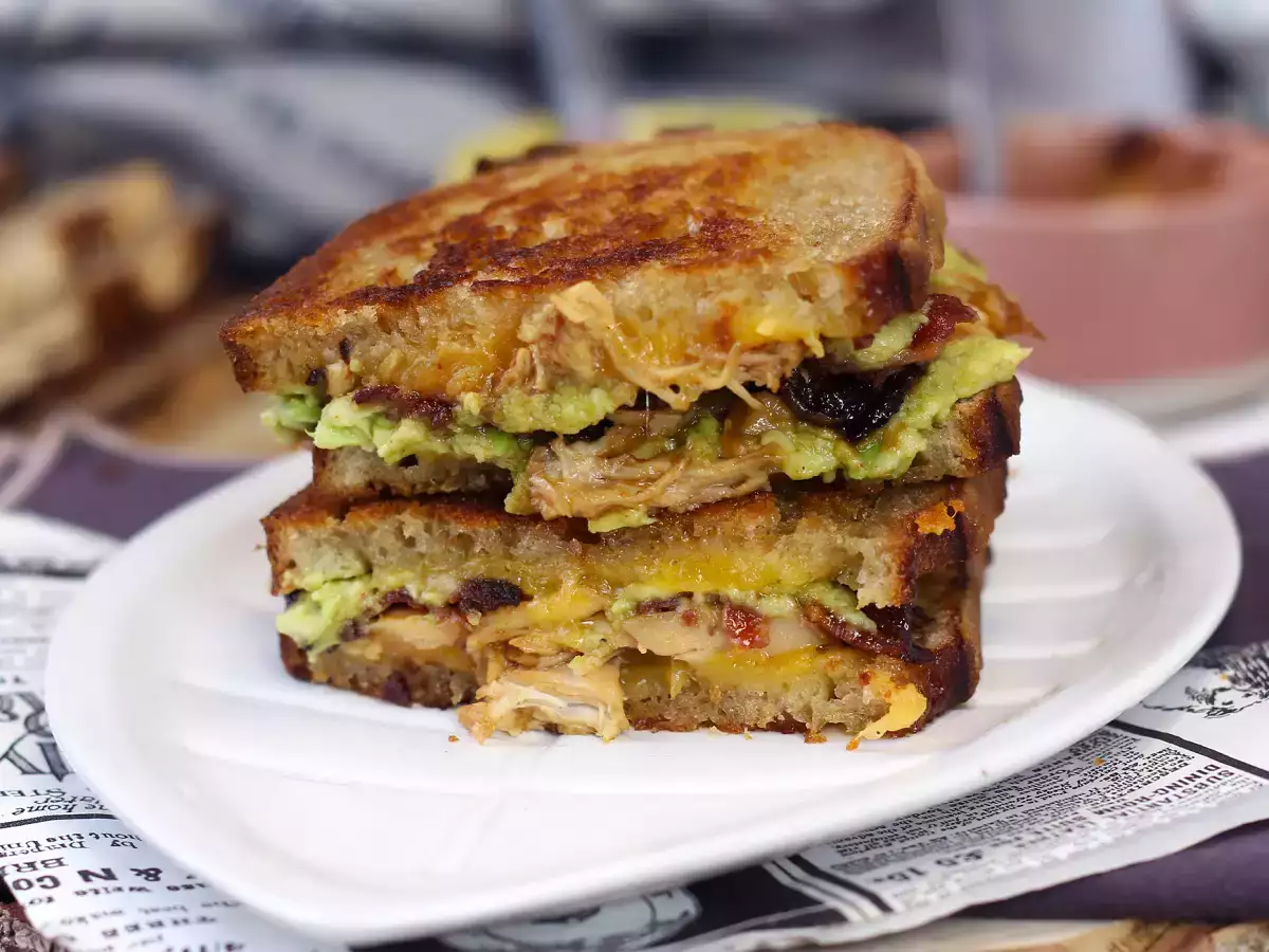 Maxi sendvič ve stylu amerického grilled cheese: kuřecí maso, avokádo a slanina - foto 5