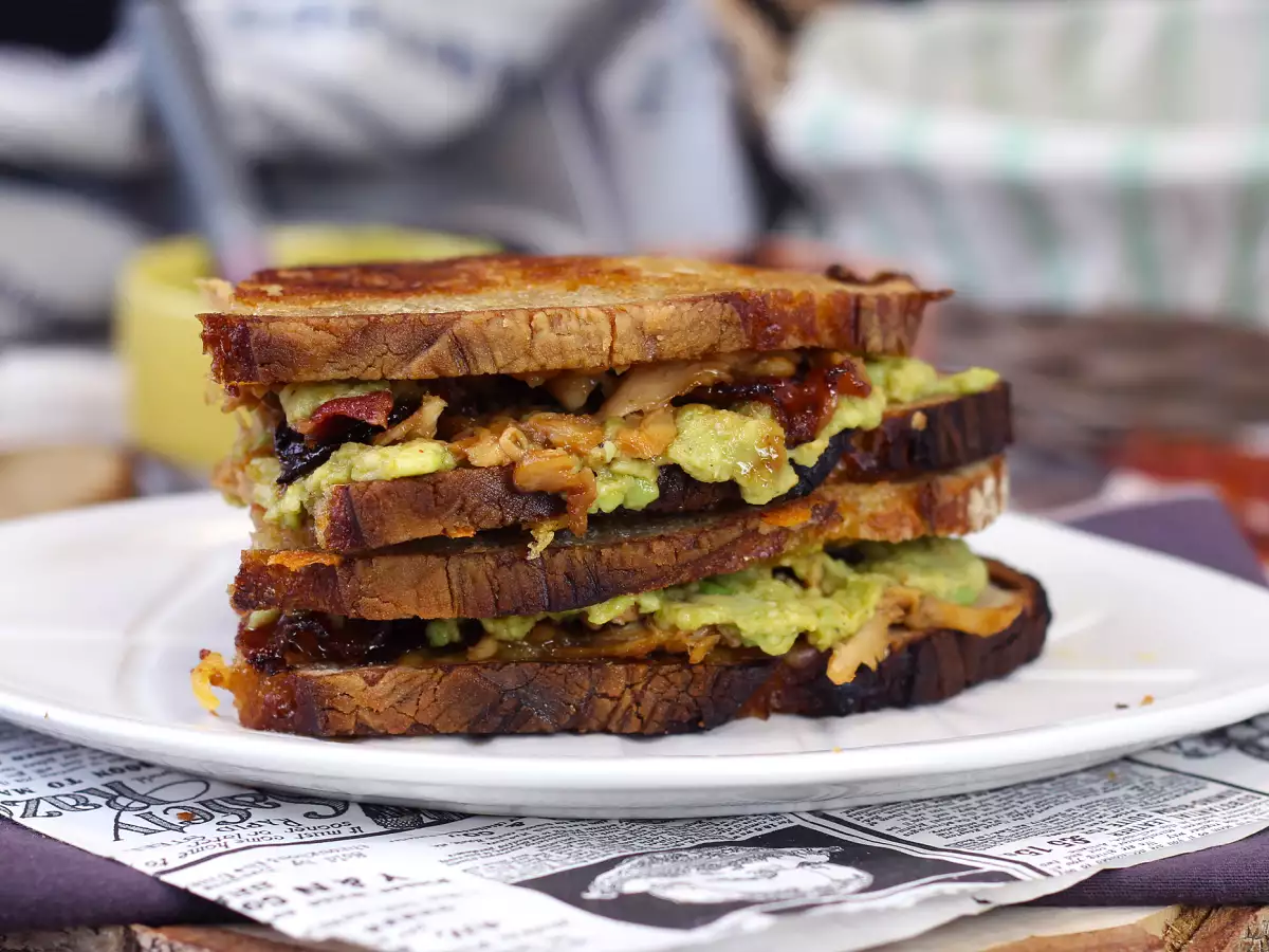 Maxi sendvič ve stylu amerického grilled cheese: kuřecí maso, avokádo a slanina - foto 6