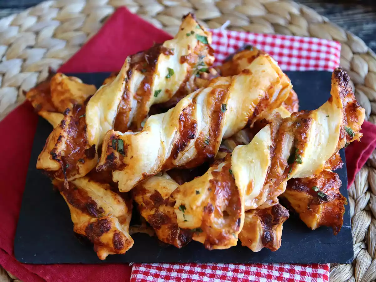 Maxi závitky z listového těsta (rajčata, šunka, mozzarella, petržel)