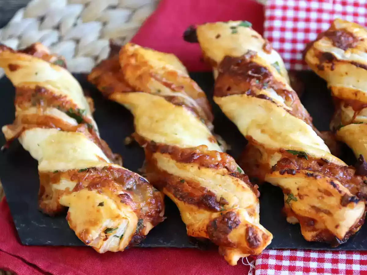 Maxi závitky z listového těsta (rajčata, šunka, mozzarella, petržel) - foto 2