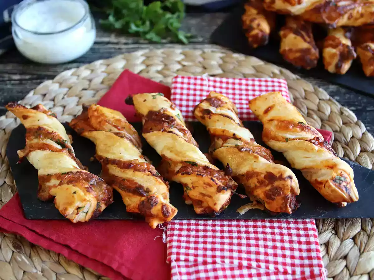 Maxi závitky z listového těsta (rajčata, šunka, mozzarella, petržel) - foto 3