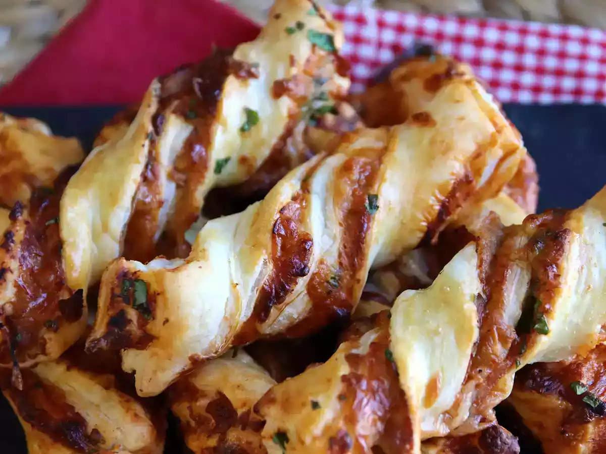 Maxi závitky z listového těsta (rajčata, šunka, mozzarella, petržel) - foto 4