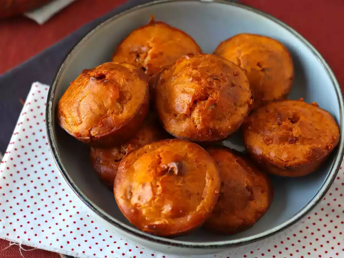 Měkké a pikantní muffiny s chorizem