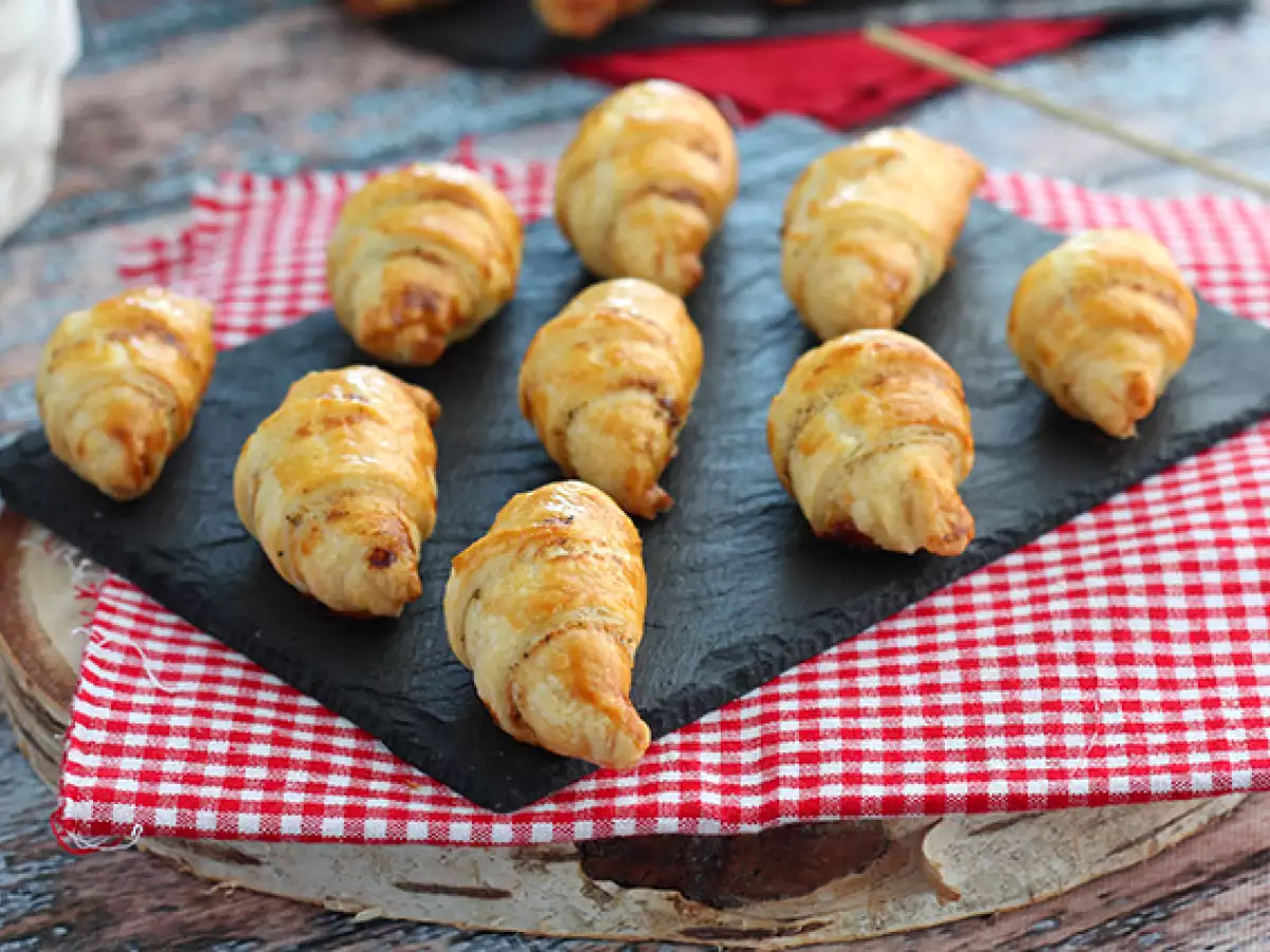 Mini croissanty z listového těsta se šunkou a čerstvým sýrem - foto 4