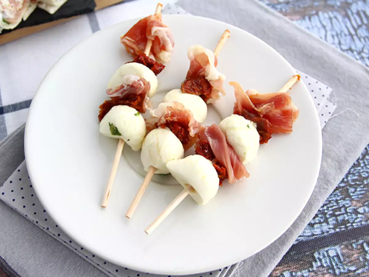 Mini špízy s mozzarellou, sušenou šunkou a sušenými rajčaty