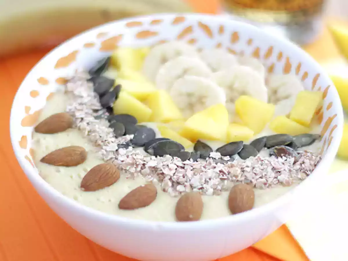 Mísa smoothie s mangem a banánem