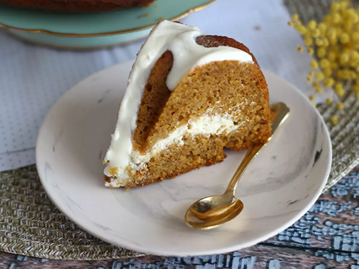 Mrkvová bábovka plněná cheesecake krémem - foto 6