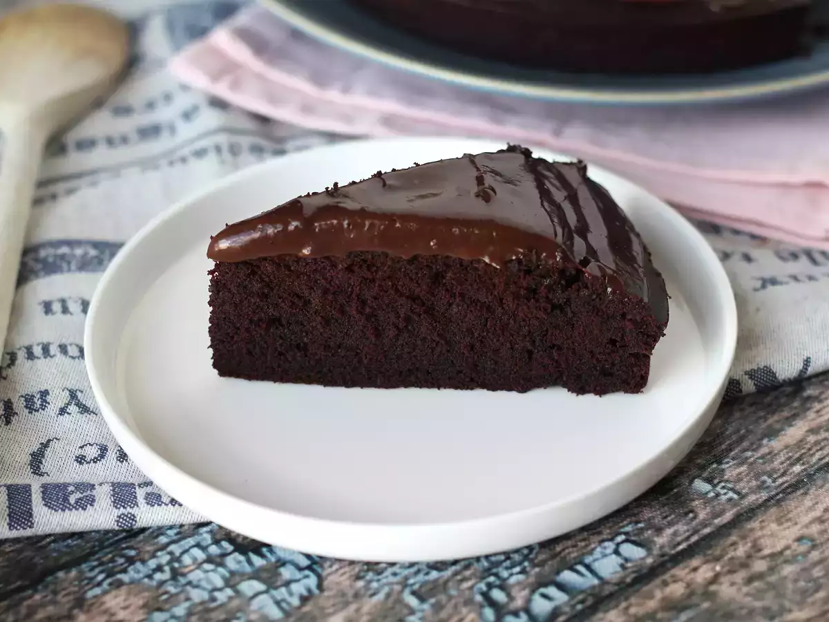 Nadýchaný brazilský čokoládový dort Nega maluca s polevou brigadeiro - foto 2