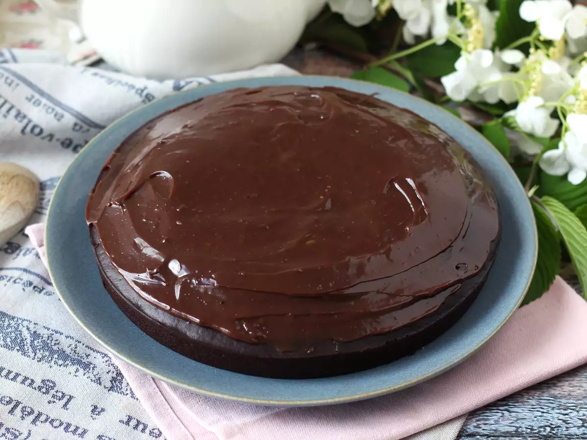Nadýchaný brazilský čokoládový dort Nega maluca s polevou brigadeiro - foto 3