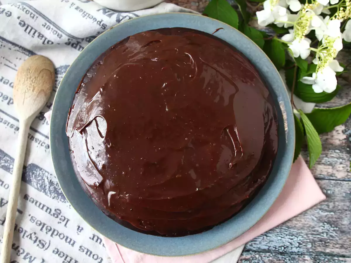 Nadýchaný brazilský čokoládový dort Nega maluca s polevou brigadeiro - foto 4