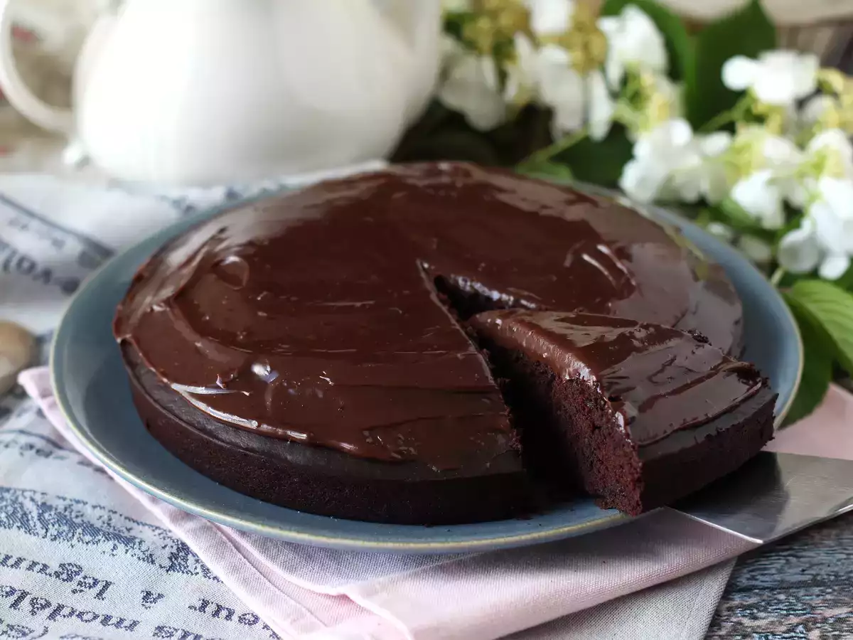 Nadýchaný brazilský čokoládový dort Nega maluca s polevou brigadeiro - foto 5