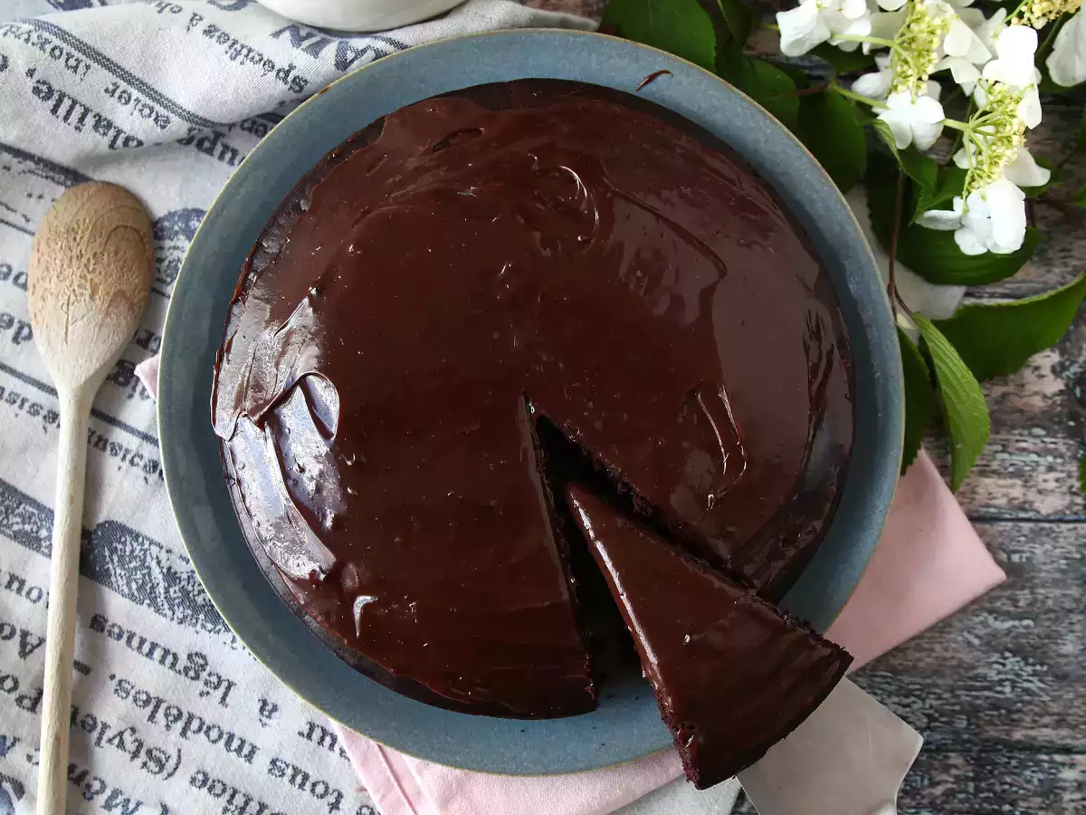 Nadýchaný brazilský čokoládový dort Nega maluca s polevou brigadeiro - foto 6