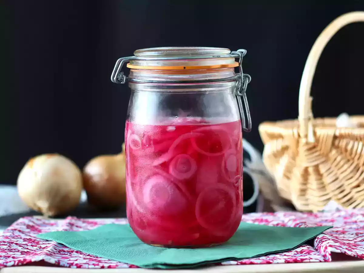 Nakládaná červená cibule, ideální pro vylepšení vašich pokrmů!