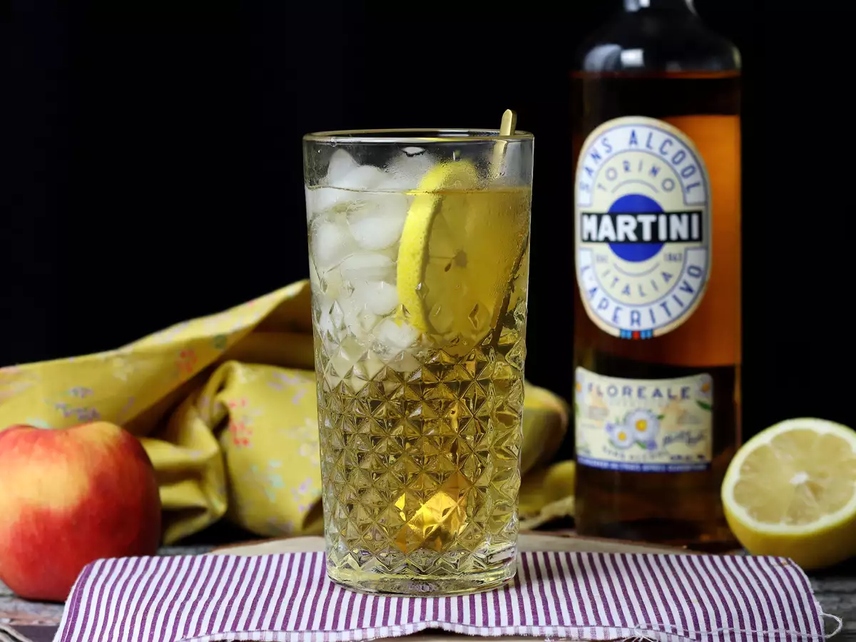 Nealkoholický Martini Spritz – jemný květinový koktejl k aperitivu