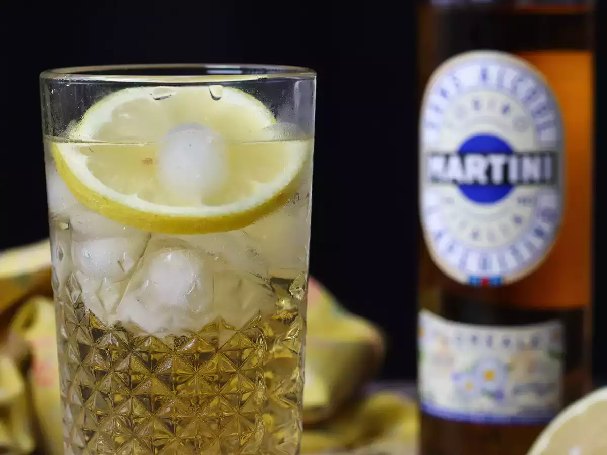Nealkoholický Martini Spritz – jemný květinový koktejl k aperitivu - foto 2