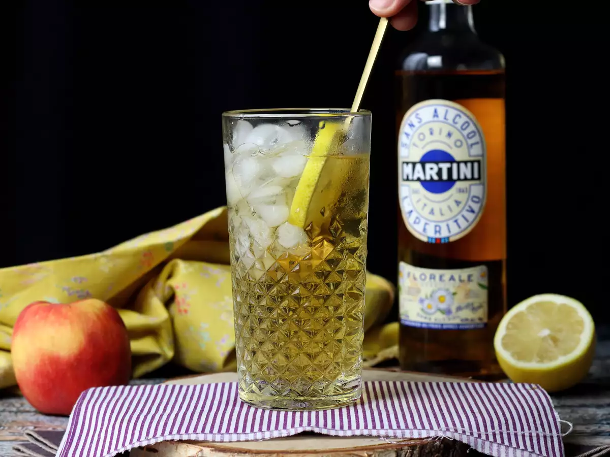 Nealkoholický Martini Spritz – jemný květinový koktejl k aperitivu - foto 3