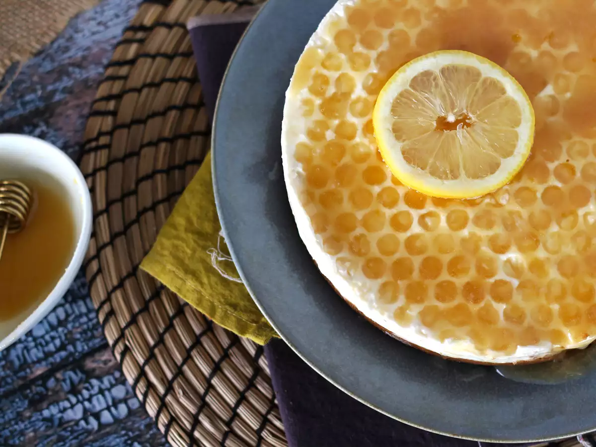 Nepečený cheesecake s citronem a medem (návod na zdobení dortu)