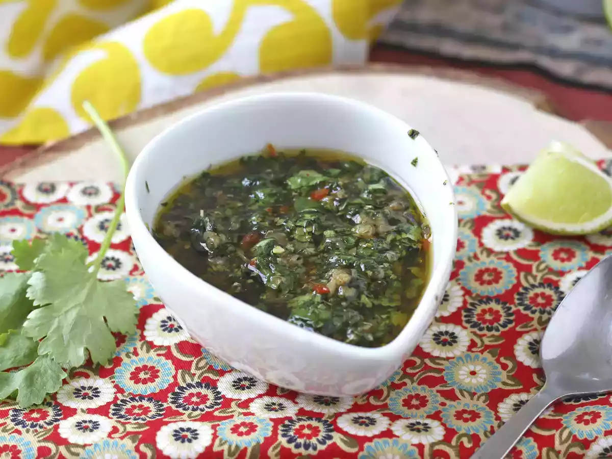 Omáčka chimichurri: dokonalý doplněk k grilování a rožnění.