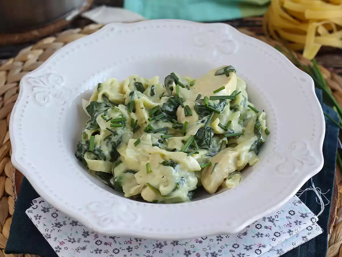 One pot těstoviny se špenátem, kozím sýrem a kuřecím masem - foto 4