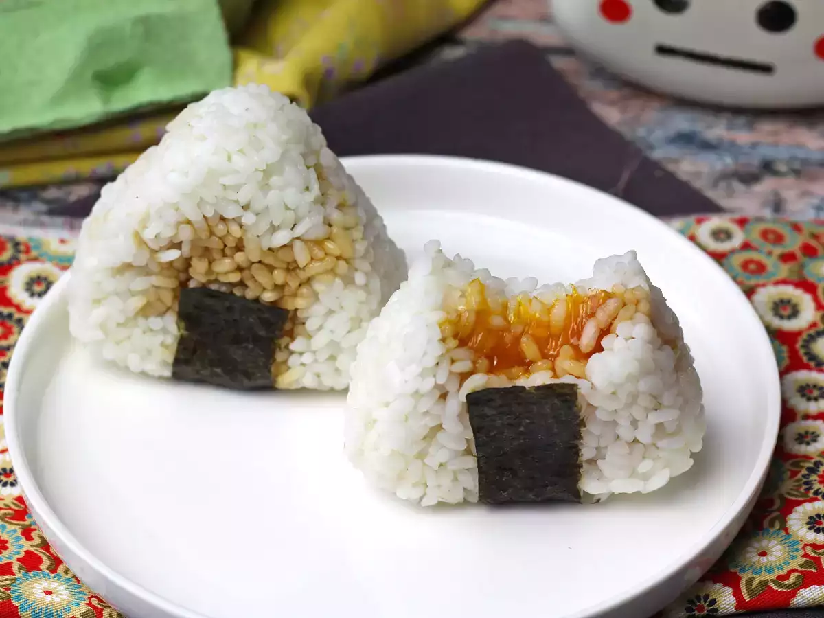 Onigiri se žloutky konzervovanými v sójové omáčce - foto 2