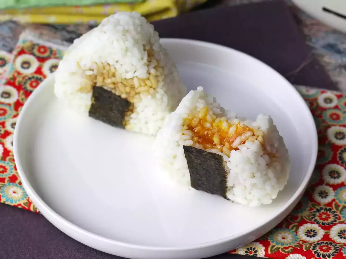 Onigiri se žloutky konzervovanými v sójové omáčce - foto 8