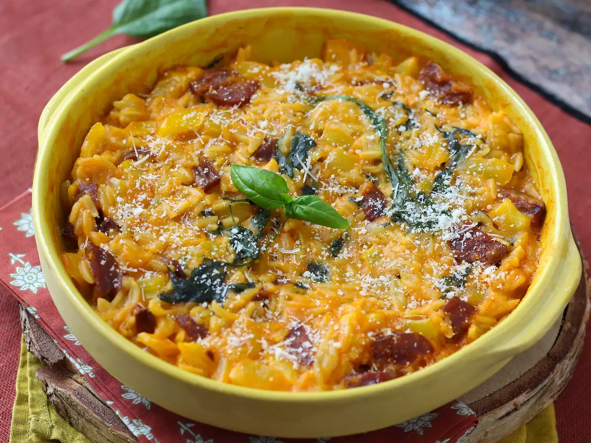 Orzo z jednoho hrnce s paprikou, chorizem a špenátem - foto 6