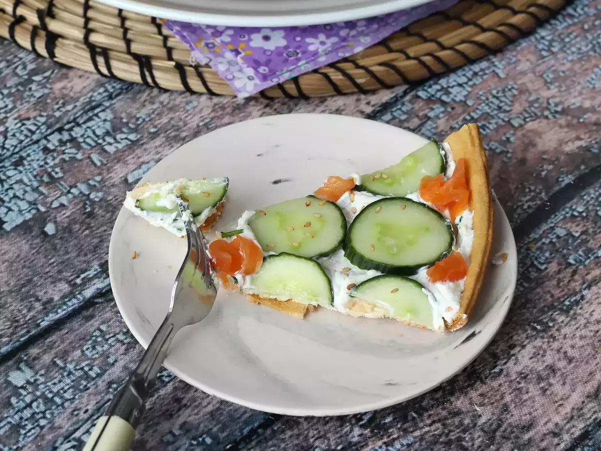 Osvěžující letní slaný koláč s ricottou, okurkou a uzeným lososem - foto 2
