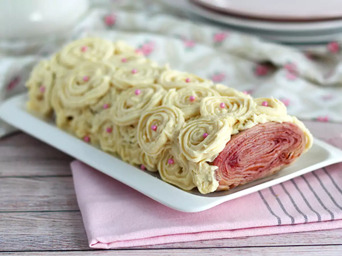 Palačinková vánoční roláda s malinovou marmeládou a bílou čokoládou - foto 2