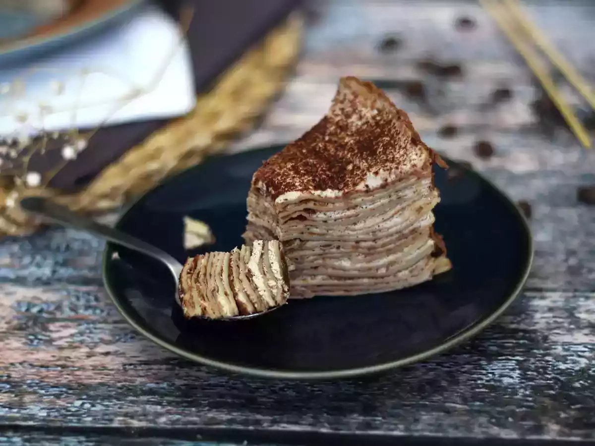 Palačinkový koláč ve stylu tiramisu s kávou a kakaem