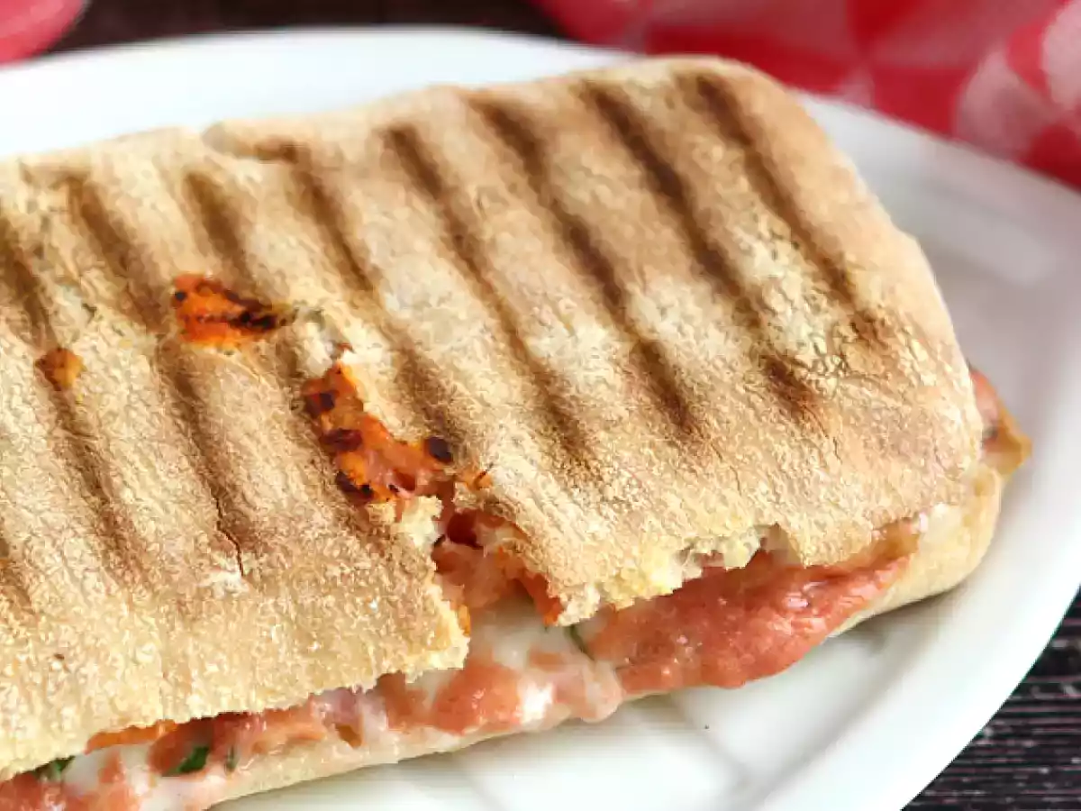Panini s lososem, mozzarellou a koprem - foto 2