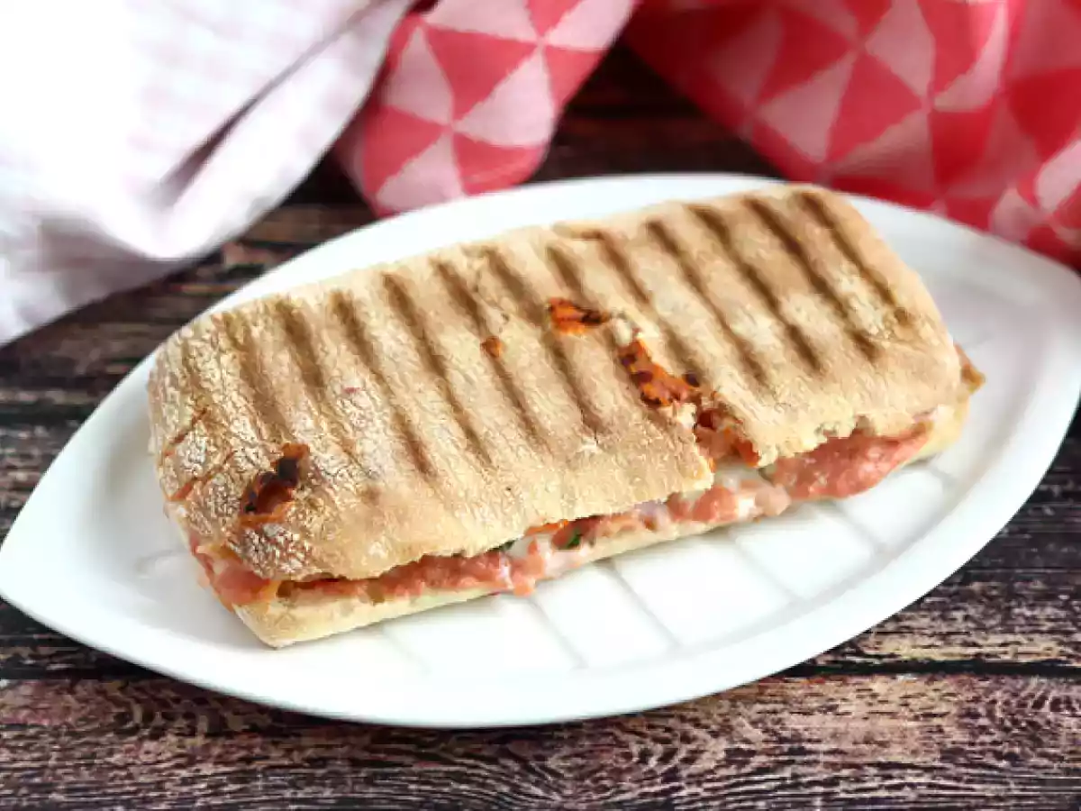 Panini s lososem, mozzarellou a koprem - foto 4