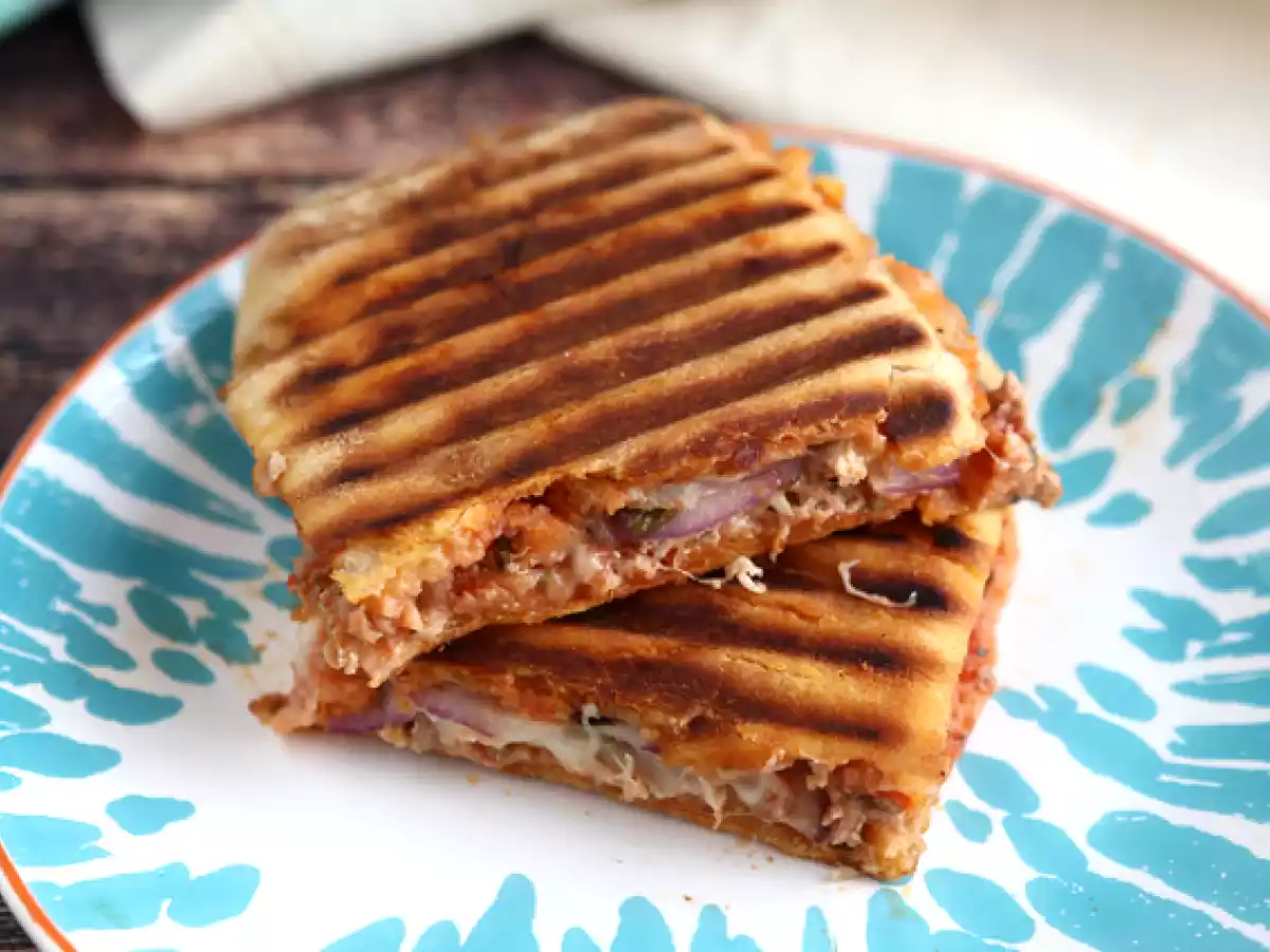 Panini s tuňákem, rajčaty a kapary
