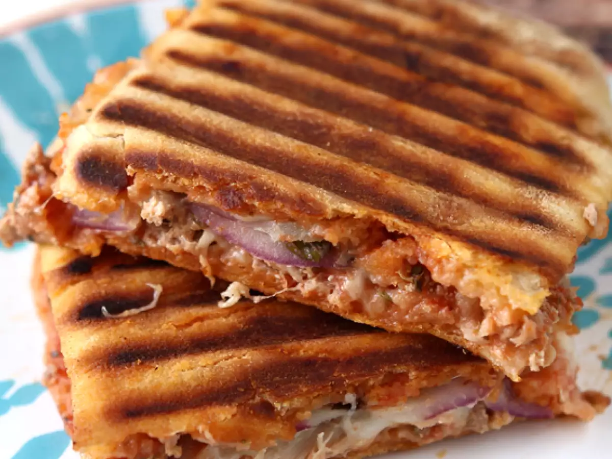 Panini s tuňákem, rajčaty a kapary - foto 3