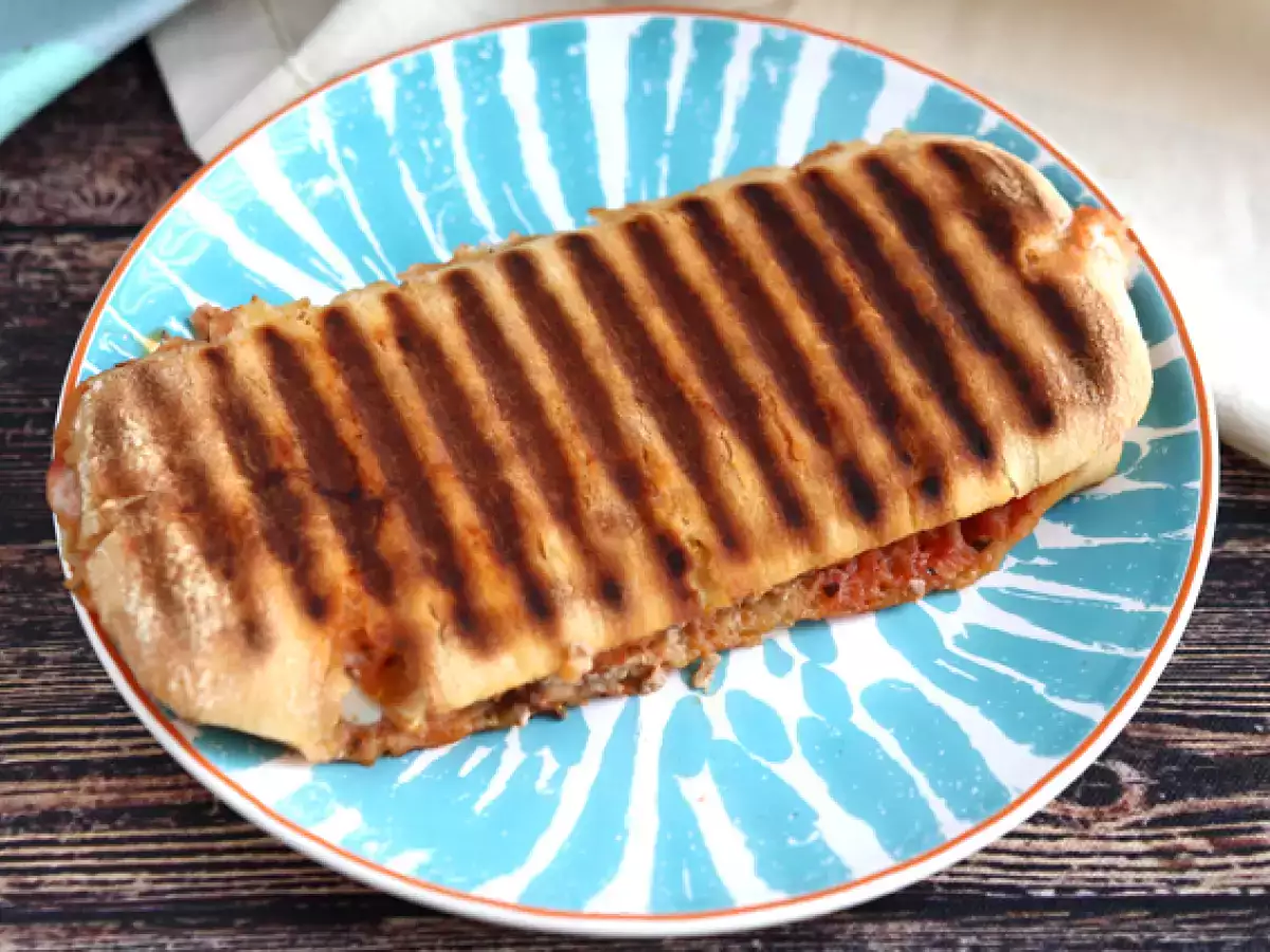 Panini s tuňákem, rajčaty a kapary - foto 4