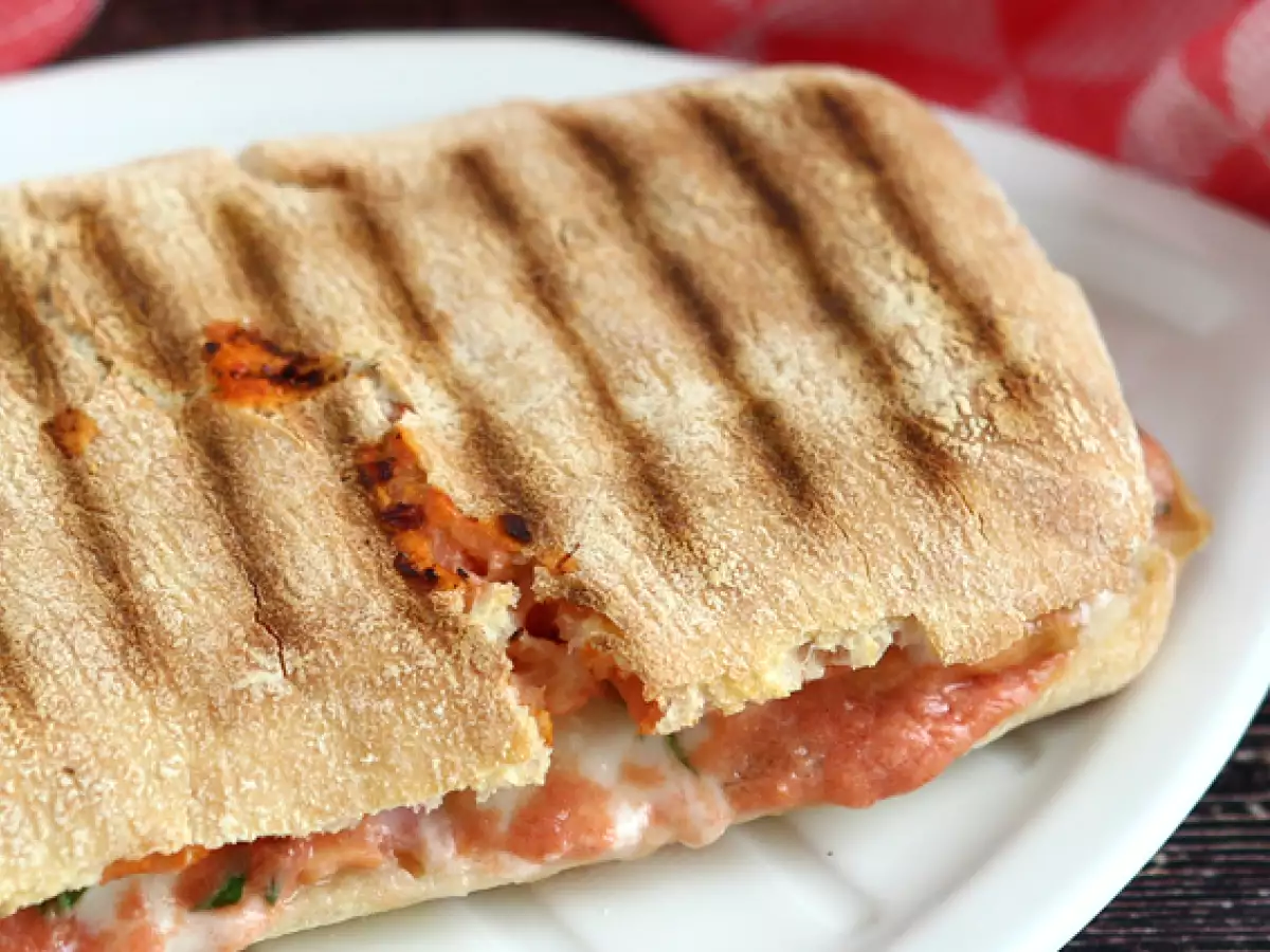 Panini s uzeným lososem, mozzarellou a koprem - foto 2